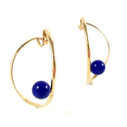 null PAIR OF EARRINGS with a curved line and a lapis lazuli pearl. Set in 14K yellow...
