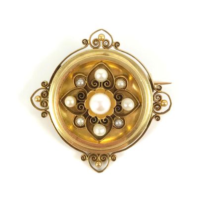  Circular brooch with nine white pearls (not tested) forming a plant motif. Mounted...