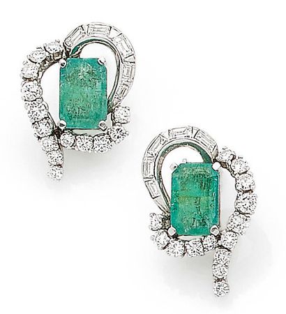 null PAIR OF EARRINGS set with an emerald of about 2 carats each, in a linear and...