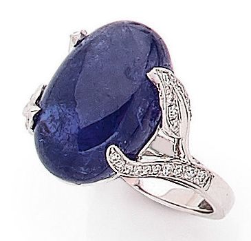 null RING set with a cabochon of tanzanite of about 11 carats, in a plant decoration,...
