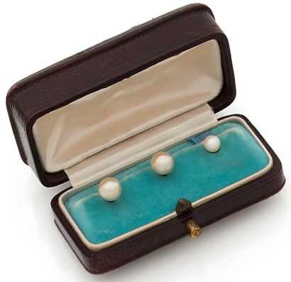 null NECK BUTTONS with white pearls (not tested). Original case. French work. Gross...