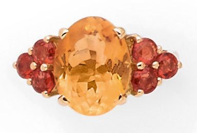 null BAGUE ornée d'une citrine de 4.35 carats, entourée de trois saphirs ronds de...