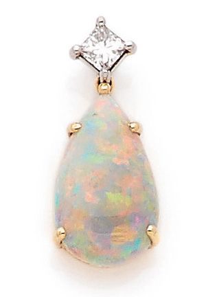 null PENDANT presenting a pear-shaped opal, held by a princess-cut diamond. Mounted...