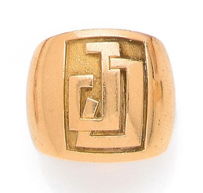 null CHEVALIÈRE holding a double "J". 18K yellow gold setting. French work. TDD :...