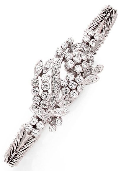 null SET with a floral decoration decorated with brilliant-cut diamonds. Mounted...