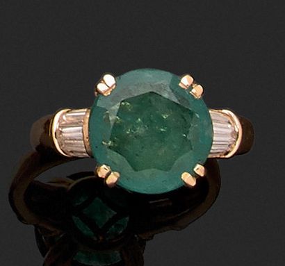null RING set with an emerald of approximately 4 carats, in a setting of baguette...