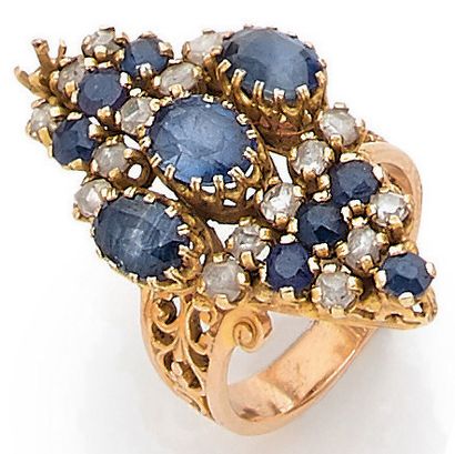 Diamond-shaped ring, with three oval sapphires...