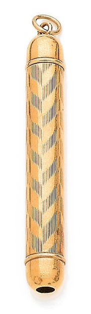 null STYLO PORTE-MINE en or jaune 18K, à décor finement ciselé de chevrons (légers...