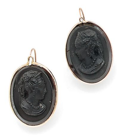PAIR OF EARRINGS decorated with two portraits...
