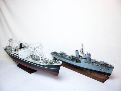 2 Maquettes de Marine 
- Maquette en bois...