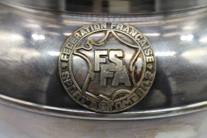 null Grand vase en métal argenté, trophée de la FFSA.

Grand vase en métal argenté,...