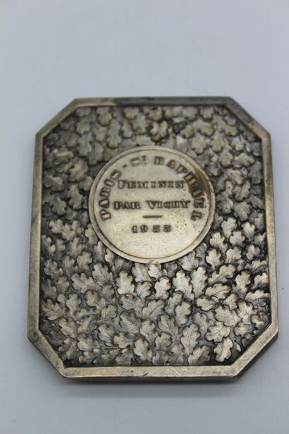 null Médaille du Paris Saint Raphael 1933

Médaille rectangulaire à pans coupés en...