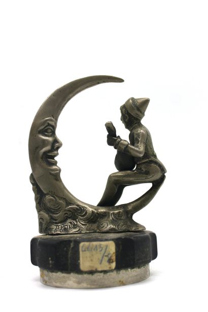 null Troubadour sur la lune

Mascotte en bronze nickelé́, signée Bione. Montée...