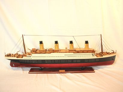 null Maquette Titanic

Maquette du célèbre paquebot Titanic, réalisée en bois, coque...
