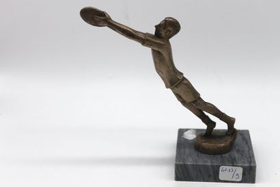  VEREECKE 
Rugbyman 
Mascotte en bronze argenté, signée Vereecke et marquée "Déposé"....