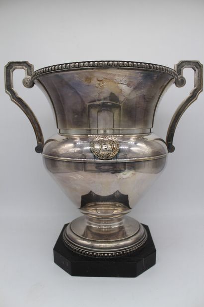null Grand vase en métal argenté, trophée de la FFSA.

Grand vase en métal argenté,...