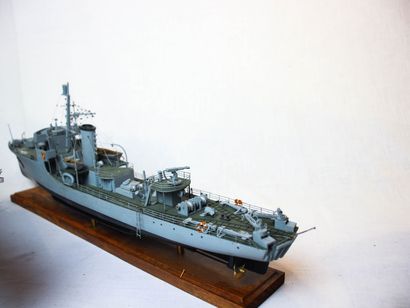 null 2 Maquettes de Marine

- Maquette en bois d'un navire de guerre montée sur son...