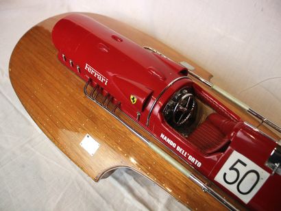 null Maquette Bateau de course -Ferrari 

Maquette en bois, métal, cuir et plastique,...