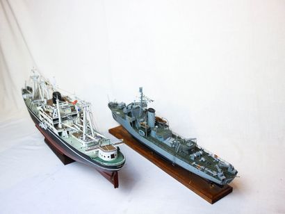 null 2 Maquettes de Marine

- Maquette en bois d'un navire de guerre montée sur son...