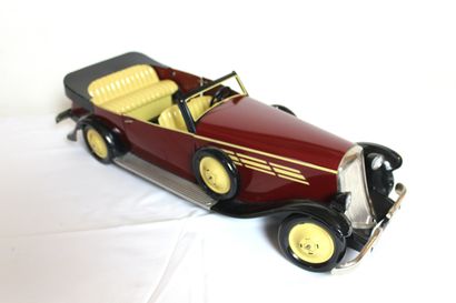 null Cabriolet, jouet Paya réf. 2904

Grand cabriolet en tôle peinte, réédition,...