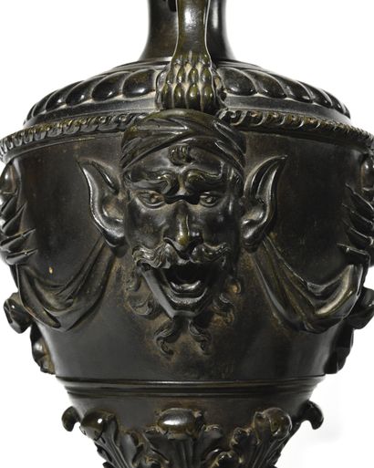 null PAIRE D’AIGUIERES en bronze ciselé à décor de dragon, lion, crabe et masque...