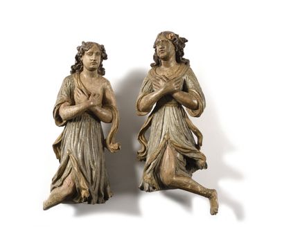 null PAIR OF ADORATING ANGELS in wood carved in the round and polychromed. 17th century...