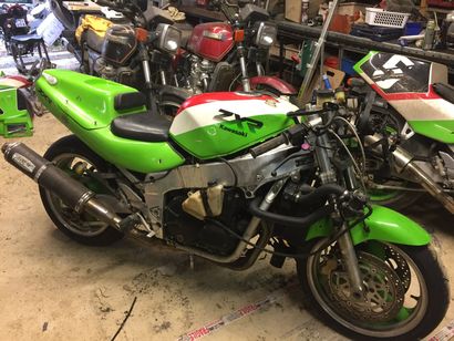 1989 KAWASAKI ZX 750H ZXR STINGER Serial number ZX 750H-010565

58,327 kilometers

Godier-Genoud...