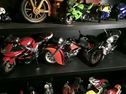 COLLECTION DE MINIATURES motos + vestes et casques motos