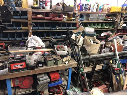LOT D'OUTILLAGE ATELIER with all the tools, taps, grinder, drill, compressor, fountain...