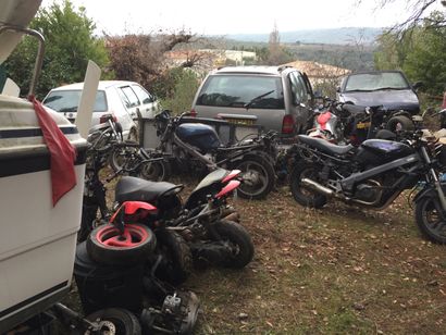 LOT DE PIECES MOTOS Lot de motos pour pièces et diverses pièces, remorque porte motos,...