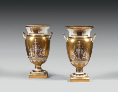  PARIS, MANUFACTURE DE DAGOTY Paire de vases de forme balustre en porcelaine à décor...