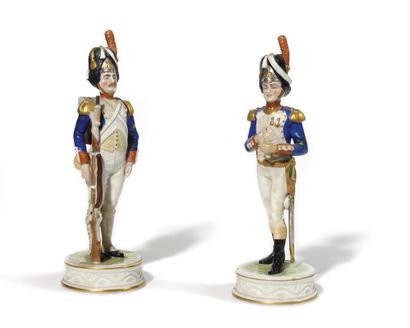 null MANUFACTURE DE DRESDE. Deux statuettes en porcelaine polychrome : a-officier...
