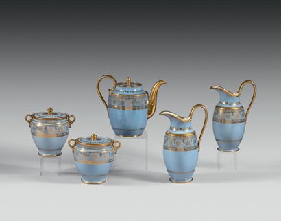  SEVRES Pot à sucre couvert en porcelaine à décor en or sur fond bleu agate de palmettes...
