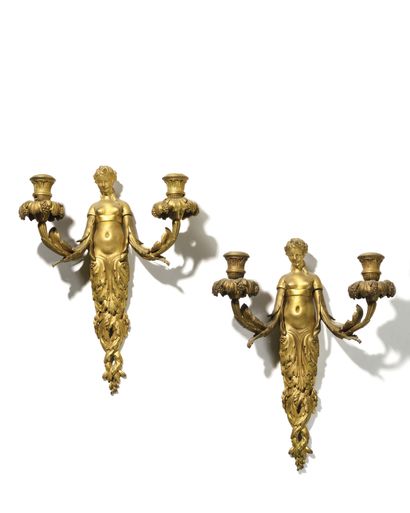 null * PAIRE D’APPLIQUES en bronze doré à décor de femmes arabesque, à deux bras...