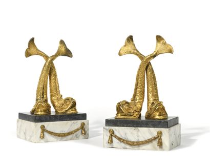null A PAIR OF GROUPS OF DAUPHINS ENTERTAINED in gilt bronze, resting on a white...
