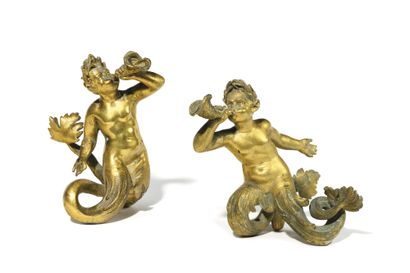 null TRITONS SOUFFLANT DANS UNE CONQUE Paire d’éléments en bronze doré XVIIIème siècle...