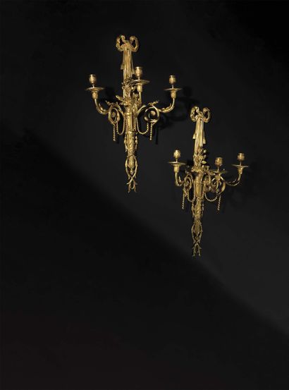 null PAIRE DE GRANDES APPLIQUES en bronze doré à trois lumières et décor de draperies,...