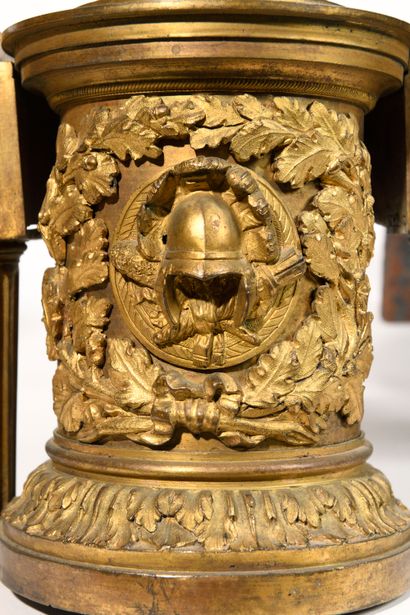 null PAIRE DE CHENETS en bronze ciselé et doré à décor d’un vase couvert surmonté...