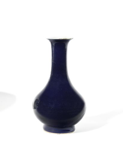 null * CHINE Petit vase balustre en porcelaine à fond bleu poudré. Fin du XVIIIe...