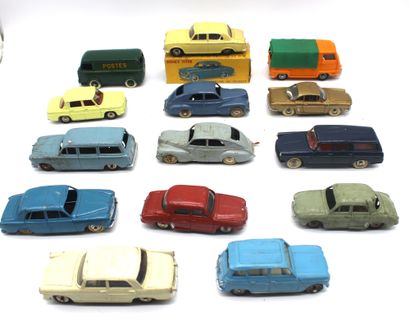 Dinky Toys- Renault et Peugeot 
Lot de miniatures...