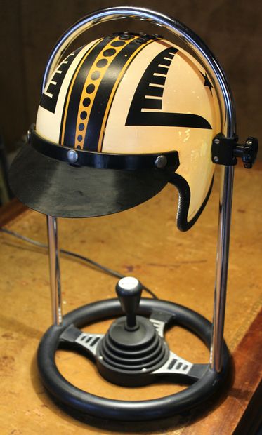  LAMPE DESIGN DE F.F. LEUCHTEN 
Fabriquée dans les années 70, casque en forme d'...