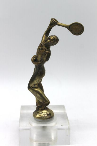 null Joueur de tennis

 Mascotte signée R. Kerlin en bronze nickelé́. Montée sur...