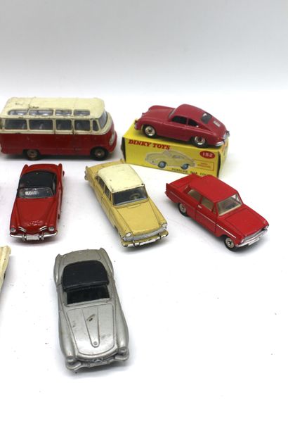 null Dinky Toys-Marques Allemande

Lot de miniatures de la marques Dinky toys, échelle...
