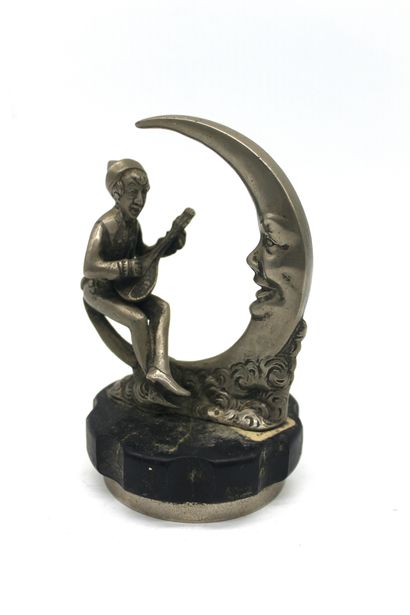 Troubadour sur la lune

Mascotte en bronze...