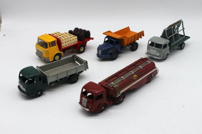 null Dinky Toys-Véhicules de livraison et utilitaires.

Lot de miniatures de la marques...