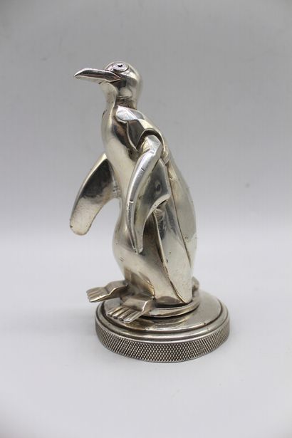  Arthur FABER 
Pingouin 
Mascotte en Bronze argenté. Signée Arthur Faber. Montée...