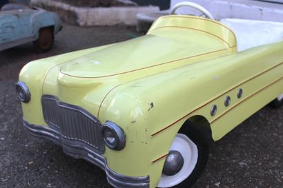 null Pedal car - Fernand Alexandre

Yellow and white pedal car with red piping from...