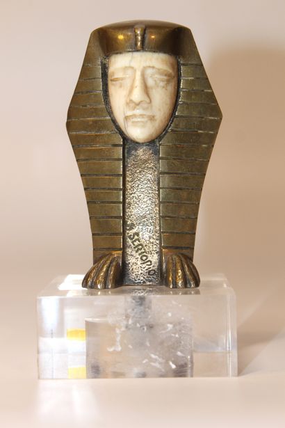 null B. SERTORIO (XXème)

 Sphinx

Mascotte signée B.Sertorio, corps bronze et visage...