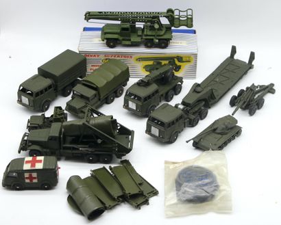 Dinky Toys-Véhicules militaire 
Lot de miniatures...