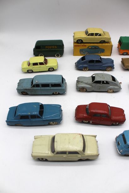 null Dinky Toys- Renault et Peugeot

Lot de miniatures de la marques Dinky toys,...